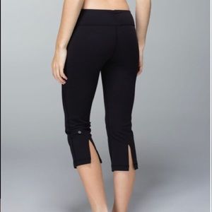 Lululemon Gather & Crow Crop *Full-On Luon
Black. Size 10
